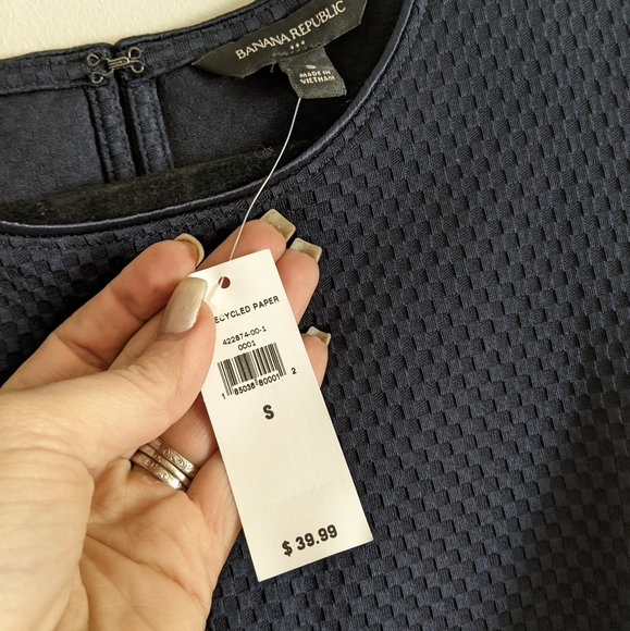 NWT Banana Republic Navy Blue Sleeveless Suit Blouse Textured Closure Size Small - Picture 2 of 9